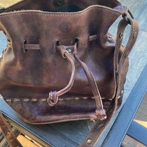 Bedstu bucket purse distressed leather